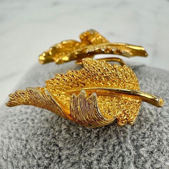 Vintage Coro Gold Leaf Earrings Clip On Signed Curled Leaf Design Mid Century - Picture 5 of 9